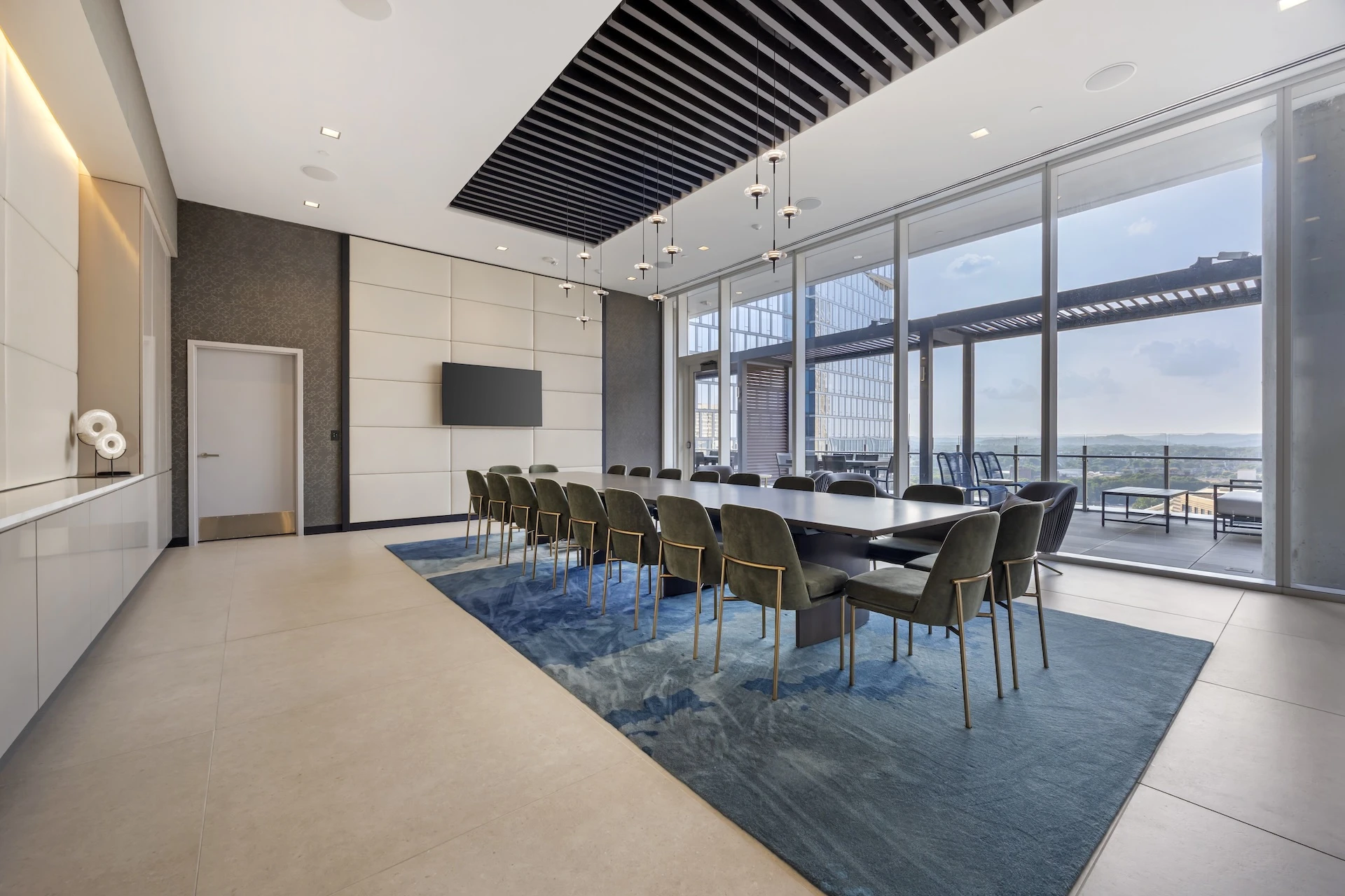 Atlas Concorde surfaces express a refined dialogue between Italian and American design. Interiors: Iva Studio – Iva Andrejevic – Principal